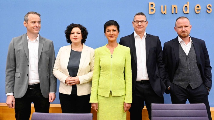 Lukas Schön, Amira Mohamed Ali, Sahra Wagenknecht, Ralph Suikat und Christian Leye bei der Bundespressekonferenz zur Gründung des Vereins "Bündnis Sahra Wagenknecht"