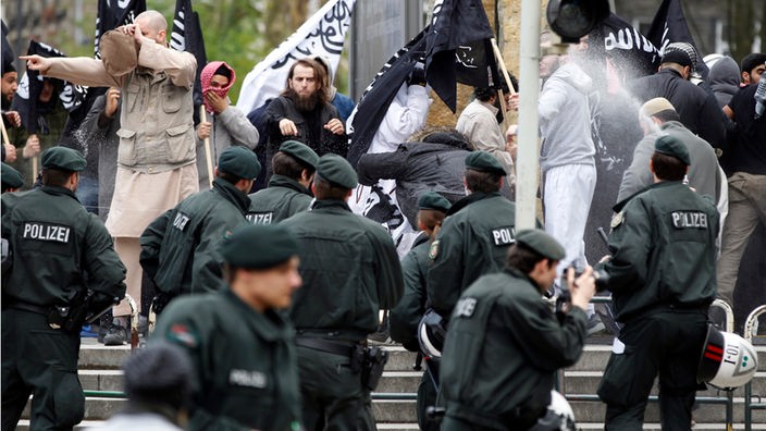 Polizisten gehen gegen protestierende Salafisten vor