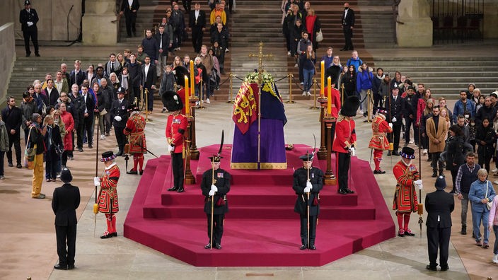 Die letzten Zuschauer erweisen dem Sarg von Königin Elizabeth II. die Ehre.