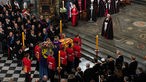 Der Sarg wird in der Nähe des Altars beim Staatsbegräbnis von Königin Elizabeth II. in der Westminster Abbey in London aufgestellt.
