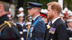 Prinz William, Prinz von Wales und Prinz Harry, Herzog von Sussex folgen einer Kanonenkutsche mit dem Sarg von Königin Elizabeth II. während des Staatsbegräbnisses von Königin Elizabeth II. in der Westminster Abbey