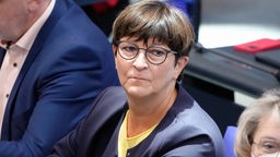 Saskia Esken von der Partei SPD im Portrait im Plenum zur Debatte Digital- und Gigabitstrategie der Bundesregierung bei der 54. Sitzung des Deutschen Bundestag in Berlin