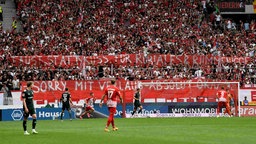 Fans vom SC Freiburg reagieren auf Rummenigge-Statement mit Spruchbändern: "Faust statt Kuss für Rubiales und Rummenigge - sorry, mit Verlaub - absolut OK"