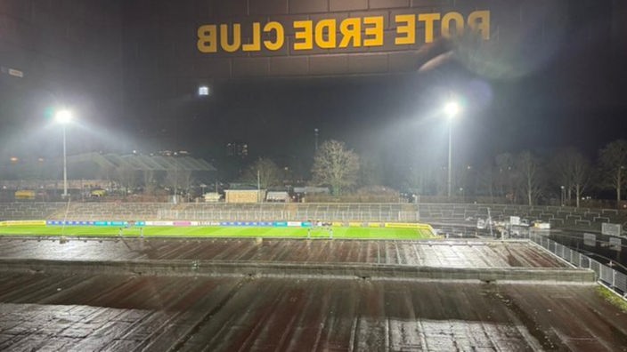 Leeres Stadion mit eingeschalteten Flutlichtern