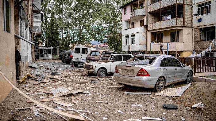 Schäden in einem Wohngebiet nach einem Militärschlag in Stepanakert, Gebiet Berg-Karabach