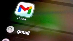 Das App-Icon von Gmail auf einem Handybildschirm