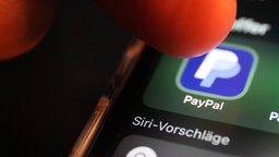 Das App-Icon von PayPal auf einem Handy