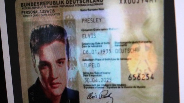 Ein gefälschter Ausweis mit den Daten und Bild von Elvis Presley, von einem Bildschirm fotografiert