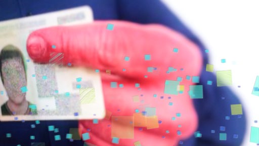 Eine Person hält einen gefälschten Ausweis in der Hand. Darüber ein Pixel-Filter.