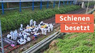 Aktivisten der Gruppe "Ende Gelände" blockieren die Schienen-Zufahrt zum Kohlekraftwerk Scholven in Gelsenkirchen