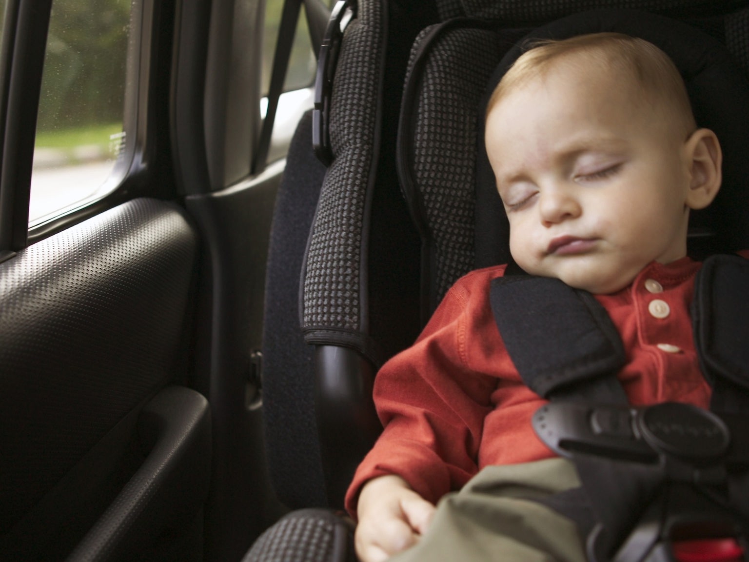 Kind oder Tier im heissen Auto: Darf ich die Scheibe einschlagen?