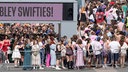 Großbritannien, London: Fans stehen vor den Sicherheitsschleusen zum Wembley-Stadion an