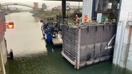 Schleusentor in Duisburg wegen bevorstehendem Hochwasser geschlossen