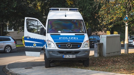 Bundesweite Schleuserrazzien - Polizeiauto in Jena 