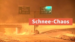 Zugeschneite Autobahn darüber der Text: Schnee Chaos