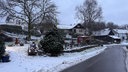 Schnee bedeckt Hausdächer und in Gärten in Engelskirchen