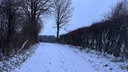 Fußstapfen im Schnee auf einem Feldweg in Engelskirchen