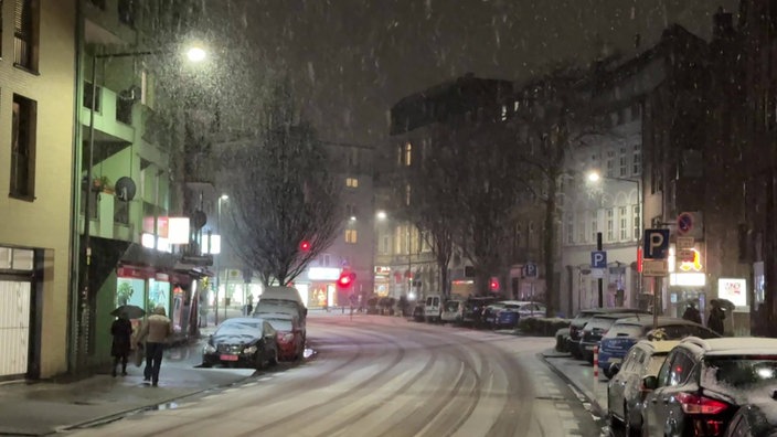 Schneegestöber auf einer Straße in Aachen