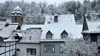 Mit Schnee "gezuckerte Dächer“ in der Monschauer Altstadt mit Kirchturm Aukirche