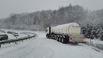 Ein Lkw hat sich quergestellt auf der Autobahnauffahrt Overath