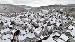 Die mit Schnee bedeckte Altstadt von Freudenberg mit ihren Fachwerkhäusern