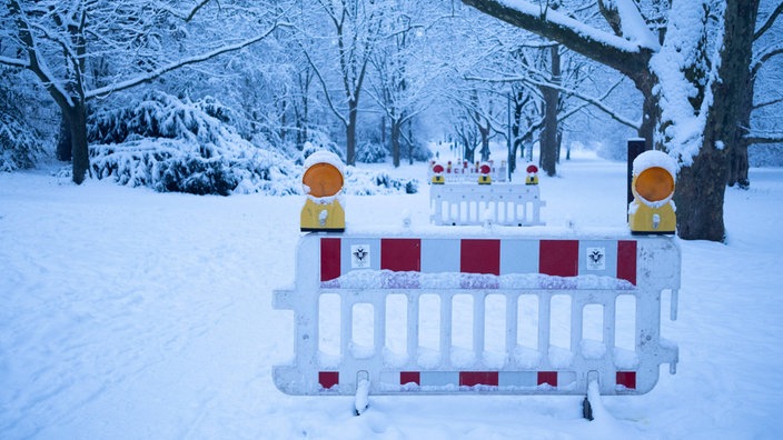 Wegsperrung durch zu viel Schnee auf Ästen