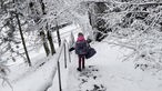 Schulweg durch den Schnee