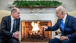 Bundeskanzler Olaf Scholz sitzt neben US-Präsident Joe Biden im Weißen Haus