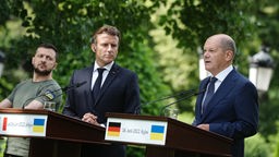 Wolodymyr Selenskyj, Präsident der Ukraine, Emmanuel Macron, Präsident von Frankreich, und Bundeskanzler Olaf Scholz (SPD) stehen während einer Pressekonferenz nebeneinander