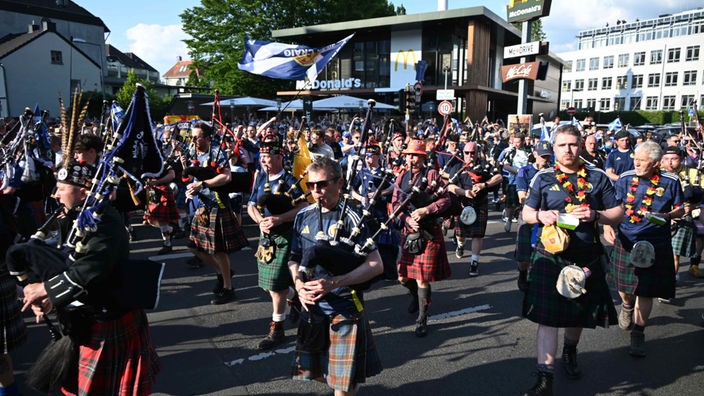 Fans von Schottland mit Vorfreude durch die Straßen
