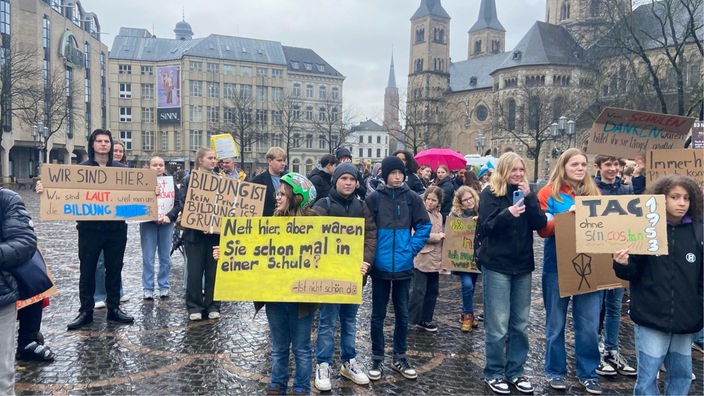 Schülerinnen und Schüler in Bonn demonstrieren mit Plakaten für bessere Schulen