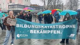 Schüler protestieren mit Banner in Bergisch Gladbach - "Bildungskatastrophe bekämpfen"