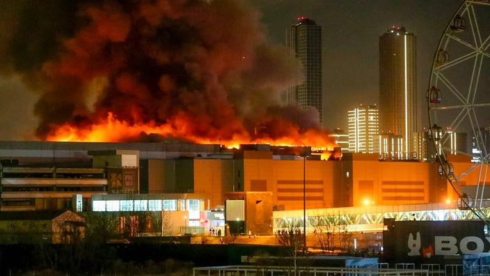 Brennendes Gebäude nach Schüssen in Moskauer Veranstaltungszentrum