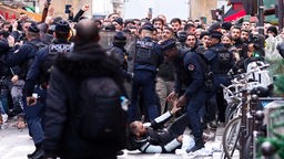 Demonstrierende und Polizisten in Paris