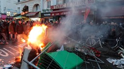 Brennende Barrikade am Tatort in Paris