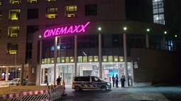 Ein Polizeiwagen steht nach dem Angriff vor dem Cinemaxx in Krefeld