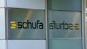 Wiesbaden: Das Schufa-Logo ist auf einer Wand der Firmenzentrale in der Landeshauptstadt angebracht.
