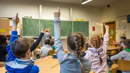 Kinder sitzen konzentriert im Unterricht