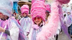 Lehrer und Schüler des Apostelgymnasiums laufen mit Zuckerwattekostümen beim Schull- un Veedelszöch in Köln mit