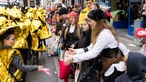 Schüler der Kölner Domsingschule verteilen Kamelle auf dem Schull- und  Veedelszöch