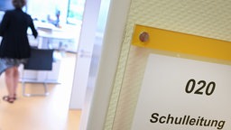 "Schulleitung" steht auf einem Schild an der Bürotür.