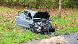 Demolierter Pkw durch schweren Verkehrsunfall am Ostersonntag in Hagen