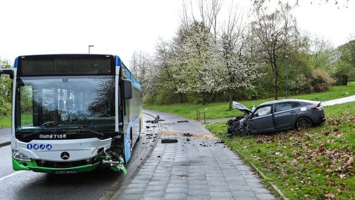 Unfall in Hagen: Linienbus gerät in Gegenverkehr und kracht frontal gegen ein Auto