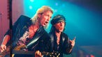  Der Scorpions-Frontmann Klaus Meine (r) und der Bassist Francis Buchholz bei einem Auftritt der deutschen Hardrockband Scorpions in Frankfurt am Main (Hessen) am 05.11.1991