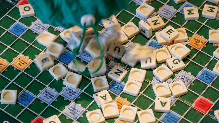 Buchstaben von Scrabble auf dem Spielfeld