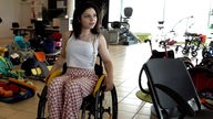 Selin Islami sitzt im Rollstuhl. Sie hat einen anerkannten Impfschaden nach einer Corona-Impfung.