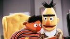 1996  Ernie und Bert, Puppen aus der Sesamstraße von Jim Henson (Puppenspieler, Filmproduzent, USA) mit einem Buch.