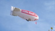 Heißluftballon mit Aufschrift "Kölle Alaaf!" fliegt über dem Heumarkt