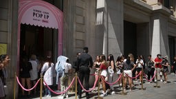 Menschen stehen Schlange, um den Shein-"Showroom" in Barcelona zu betreten