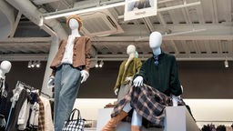 Schaufensterpuppen des ersten permanenten Showrooms des chinesischen Fast-Fashion-Riesen Shein in Tokio